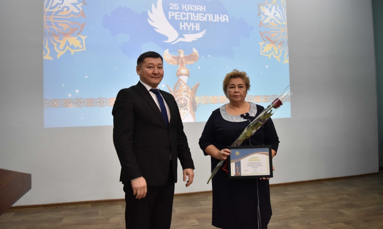Медицина қызметкерлерін салтанатты марапаттау аясында Солтүстік Қазақстан жоғары медициналық колледжінің оқытушысы Әбілкина Шолпан Қуанқызы Құрмет грамотасына ие болды